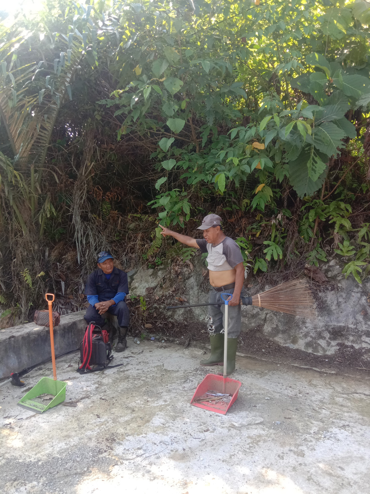 Pemotongan rumput beserta pemungutan sampah plastik