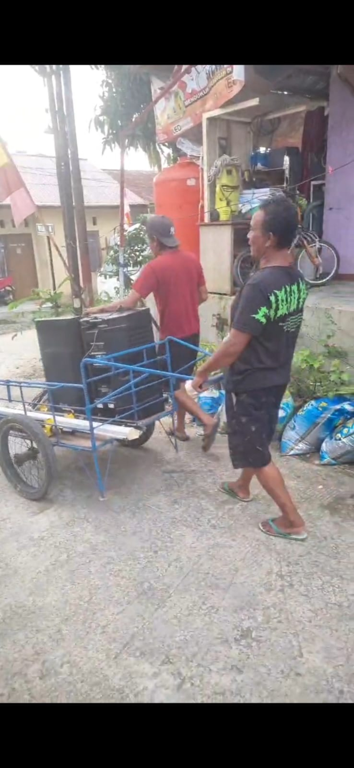 Kerja bakti membersihkan lapangan perlombaan 17 agustus 2025