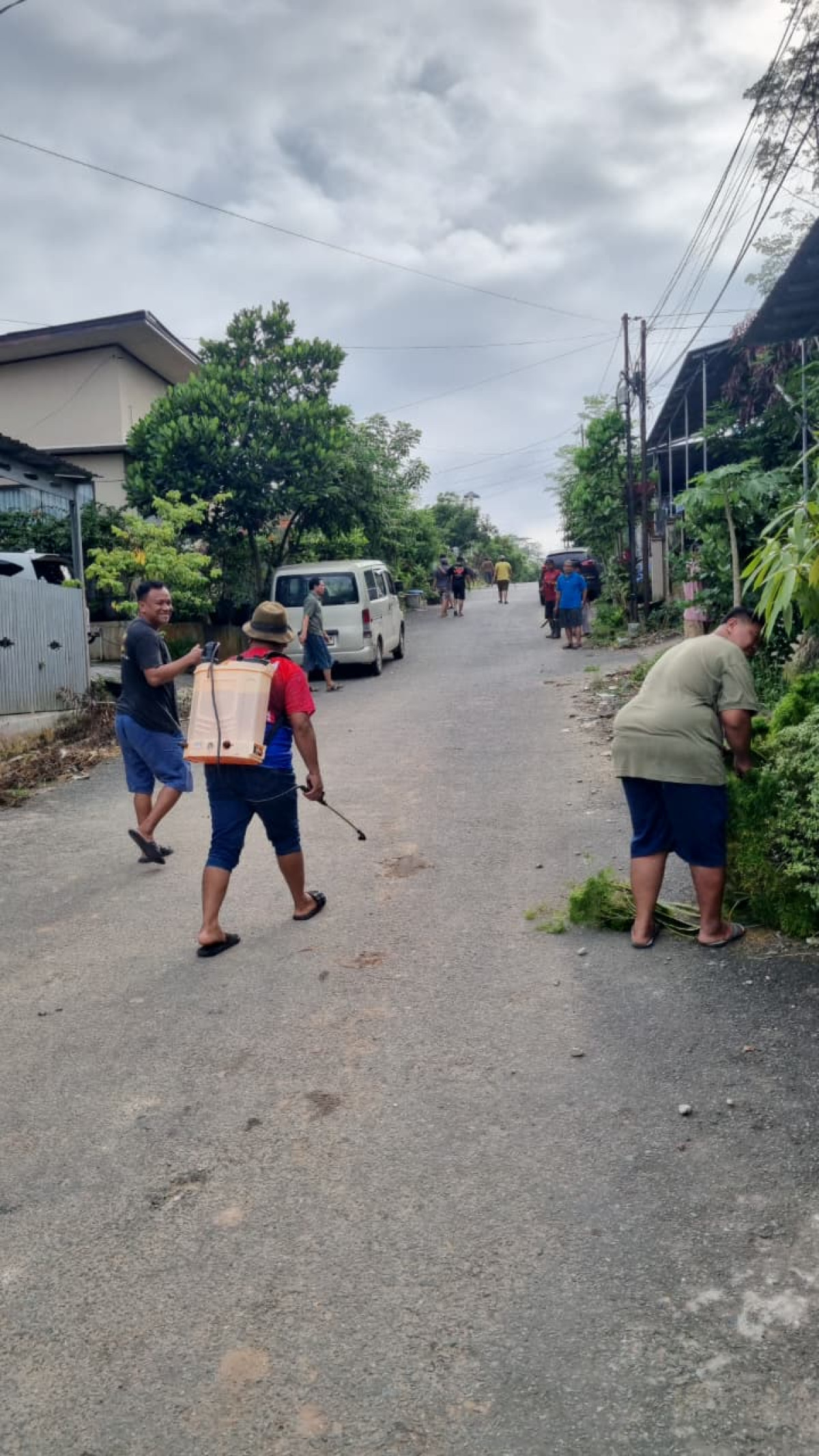 Gotong royong pembersihan posko, jalan poros
