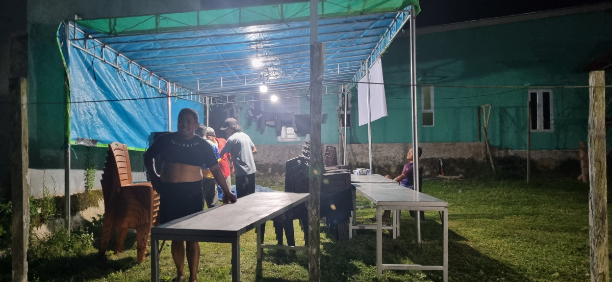 Gotong royong pembersihan laoangan persiapan pemilihan RT