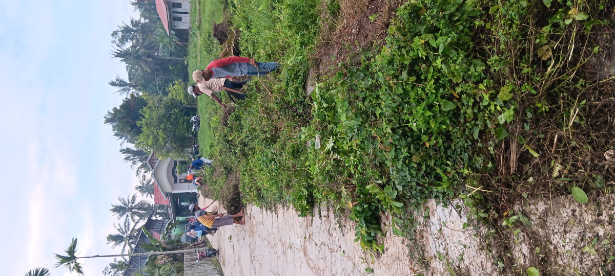 Membersihkan lapangan bola jalan masjid