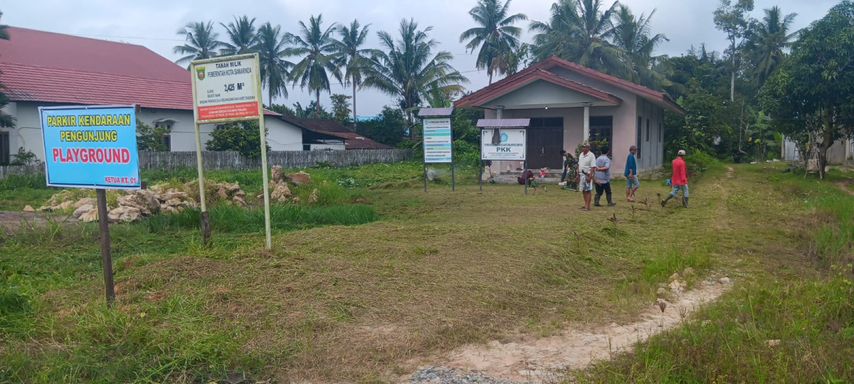 Gotong royong Rutin Warga di Lokasi Halaman Gedung PKK dan Play Ground