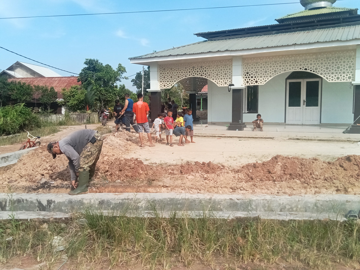 Gotong royong di langgar Al Barokah