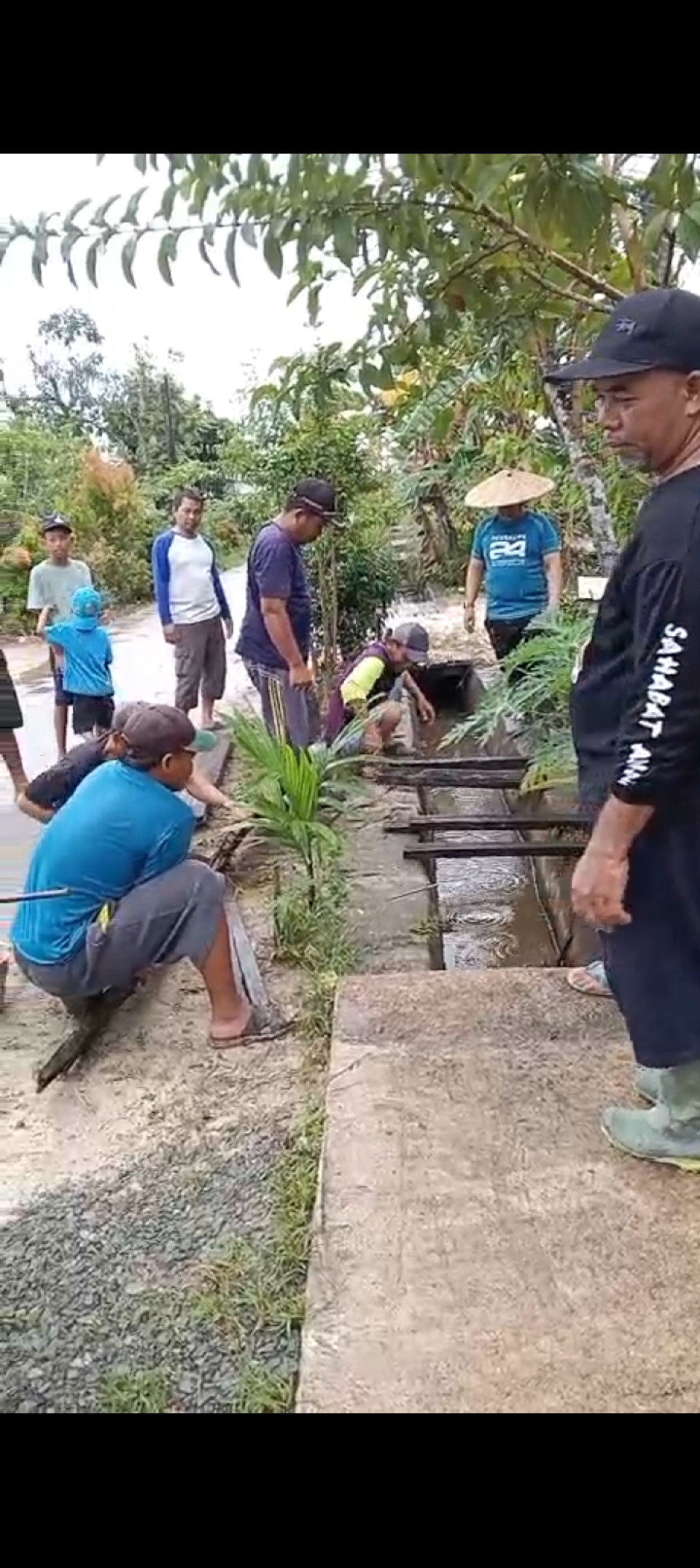 Membersihkan Parit dan membuat jembatan
