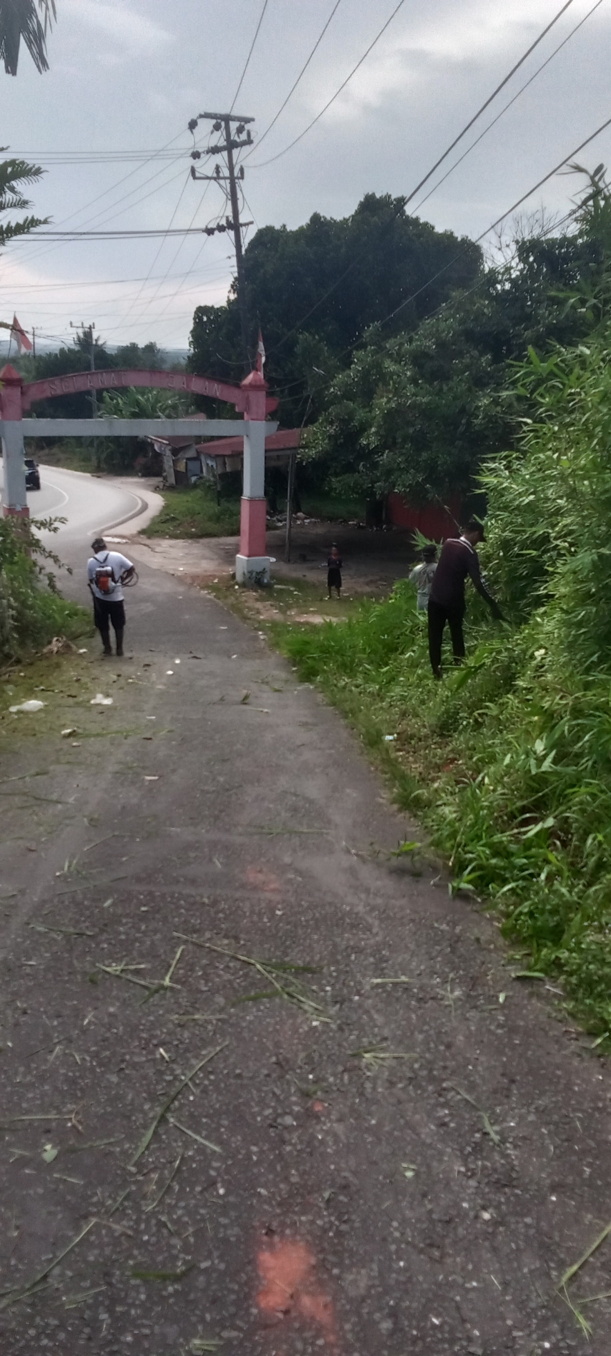 Bersih2 pinggir jln