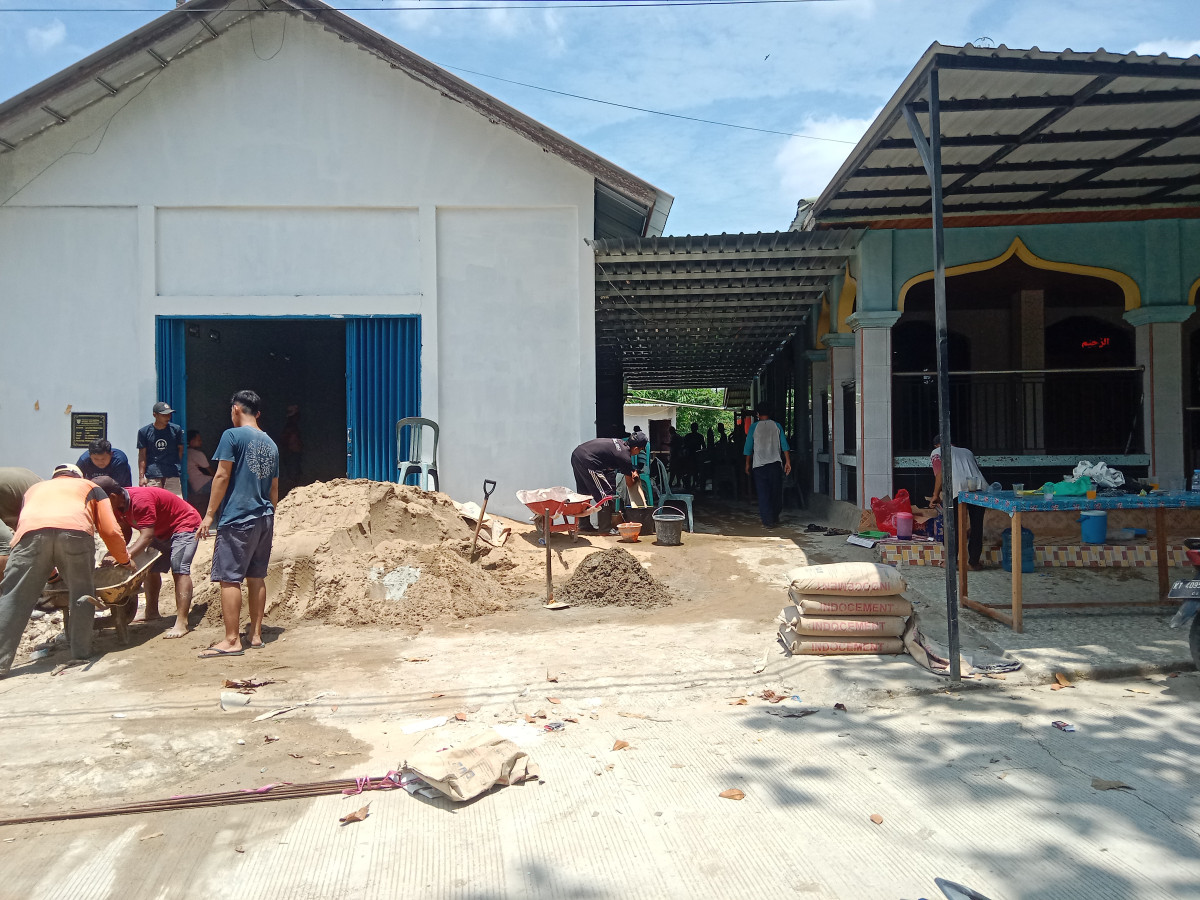 Membersihkan Masjid