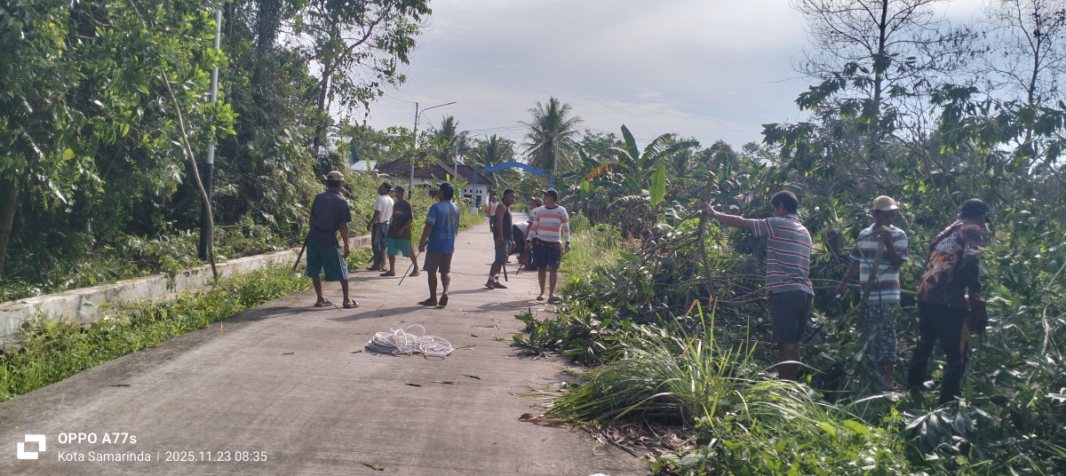 gotong royong pembersihan jalan Parikesit