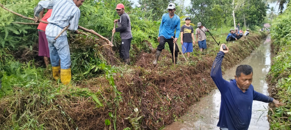 Gotong Royong Pembersihan Parit Perbatasan RT.10 dan 18