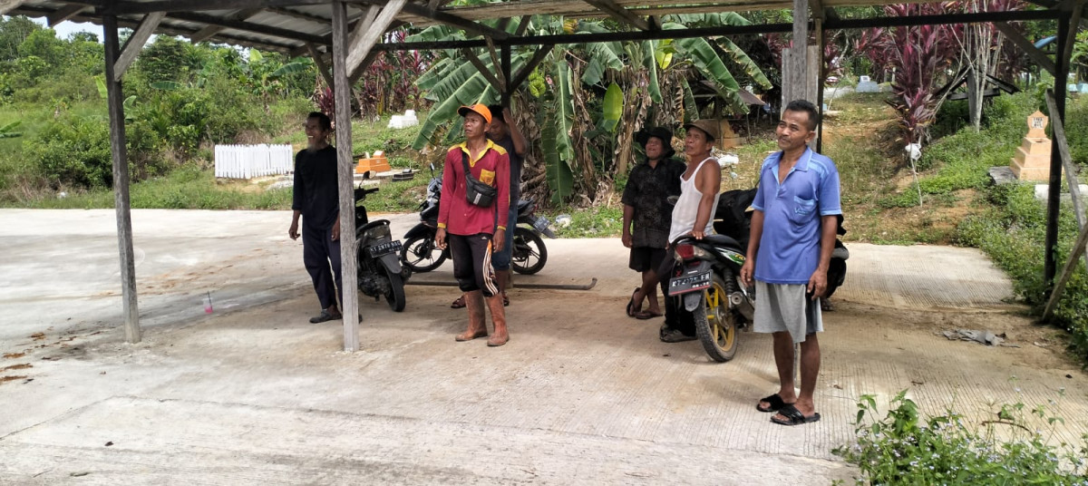 Gotong Royong pemasangan tiang lampu makam