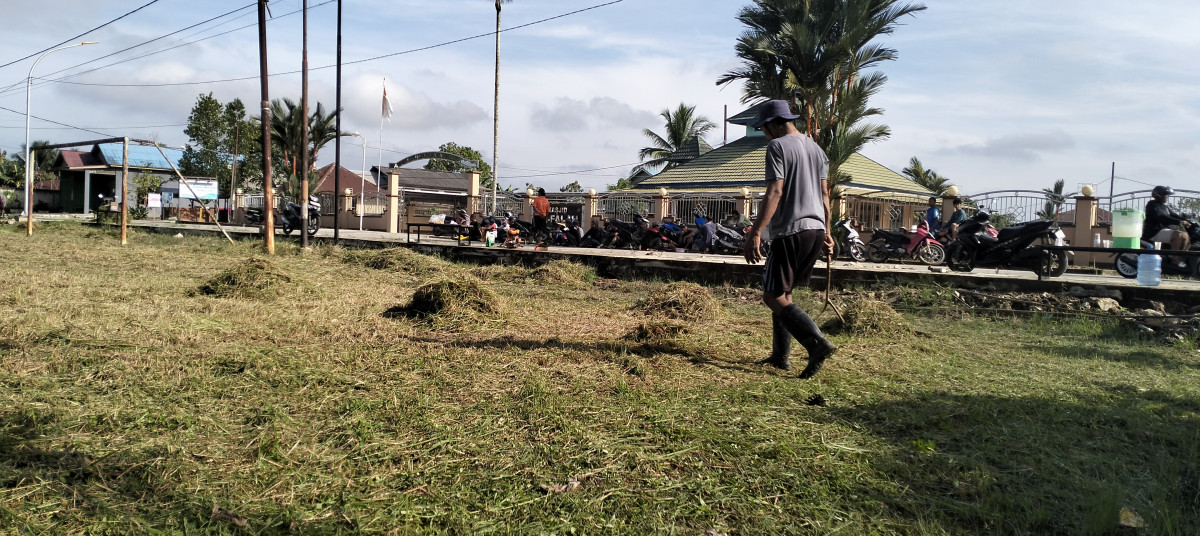 gotong royong pembersihan lapangan bola