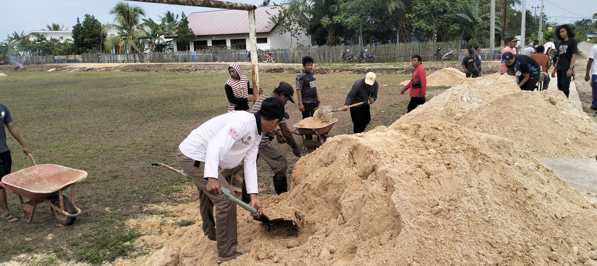 gotong royong bersama di lapangan bola Wiratama, dusun Margomulyo