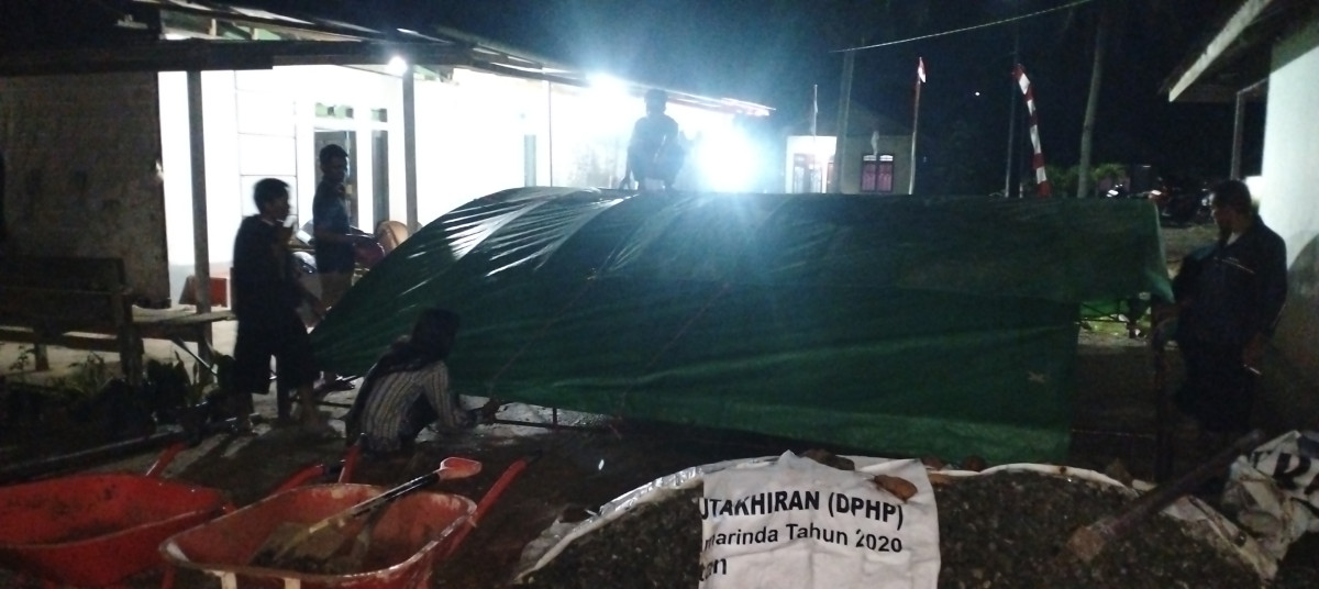 gotong royong pemasangan tenda