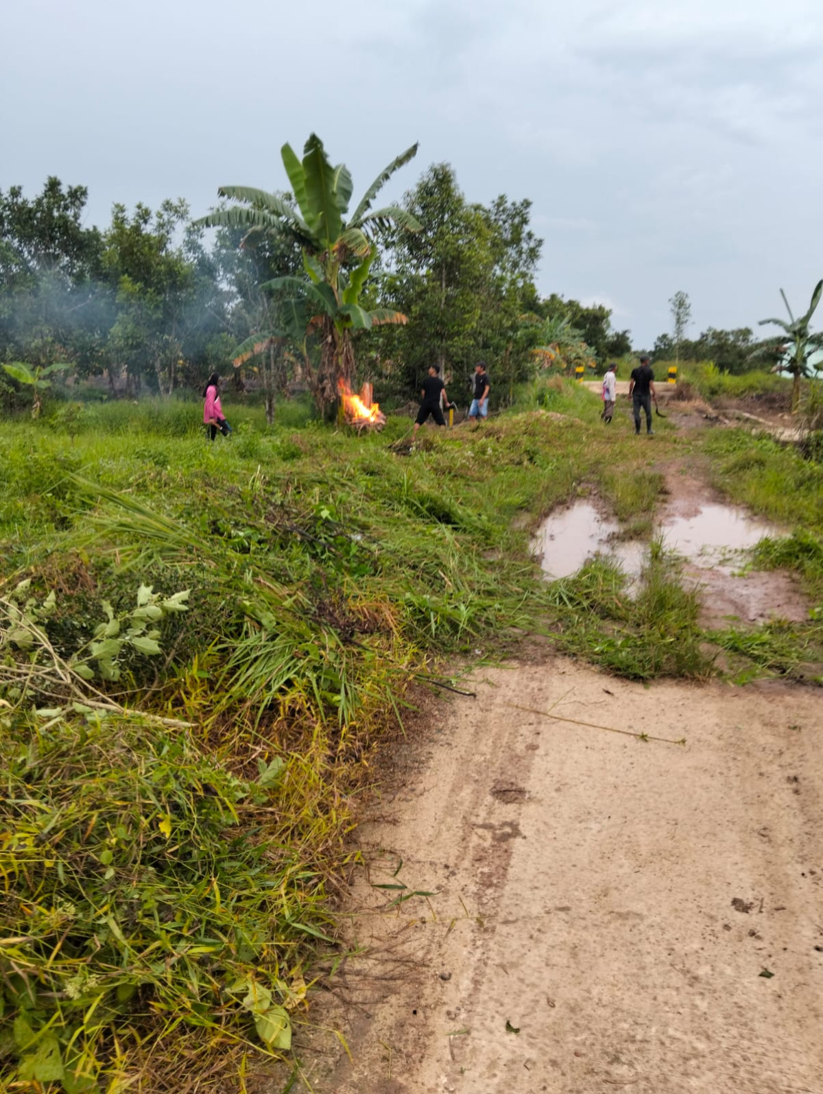 gotong royong pembersihan lapangan