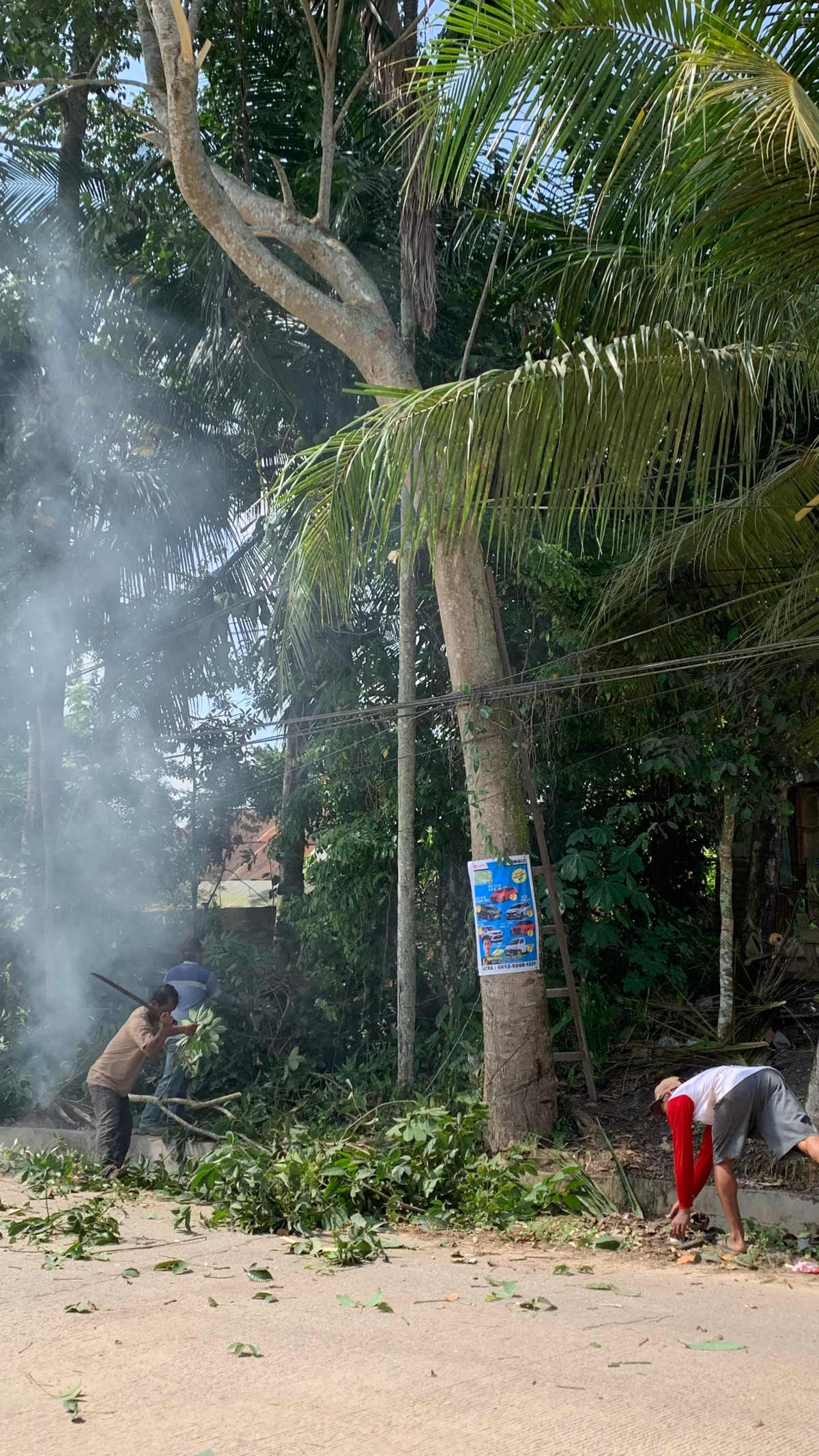 Gotong royong warga RT 11