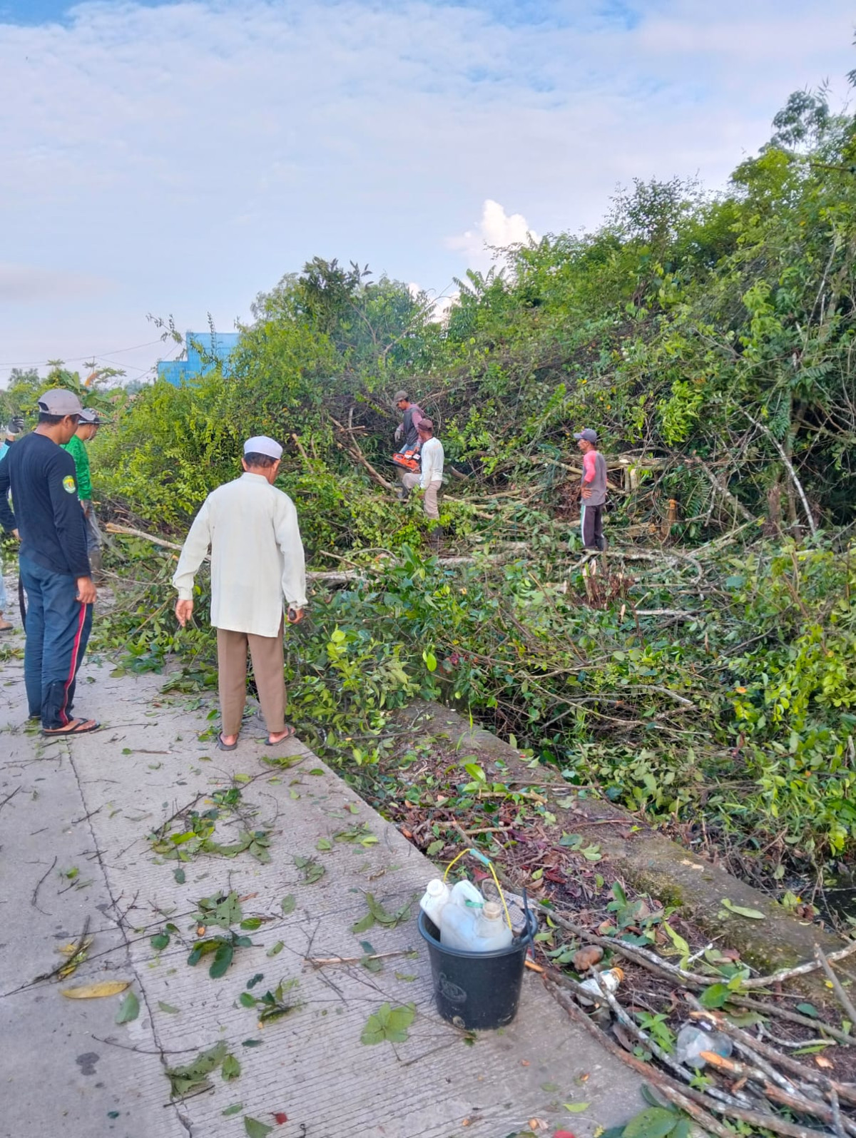 kegiatan kerja bakti bapak-bapak rt 18