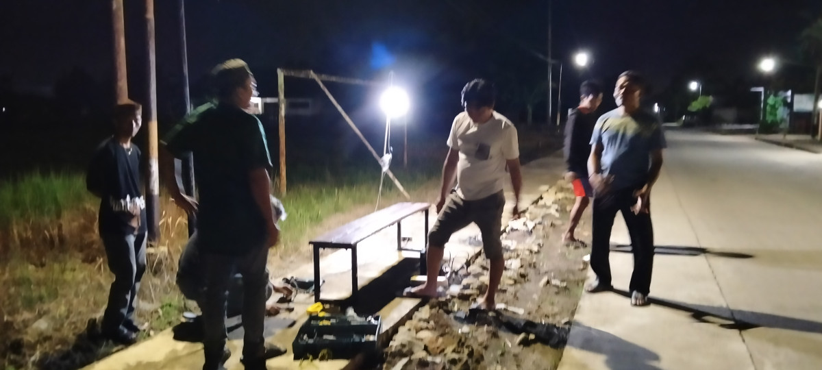 Gotong royong di jln pembangunan