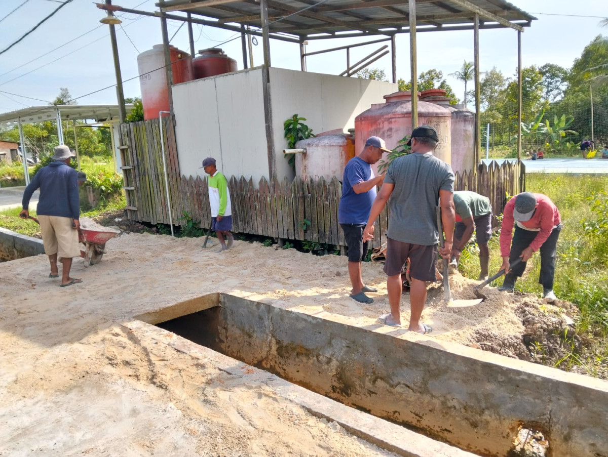 Gotong royong di gang mesjid
