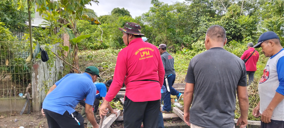 Gotong royong dijalan propinsi