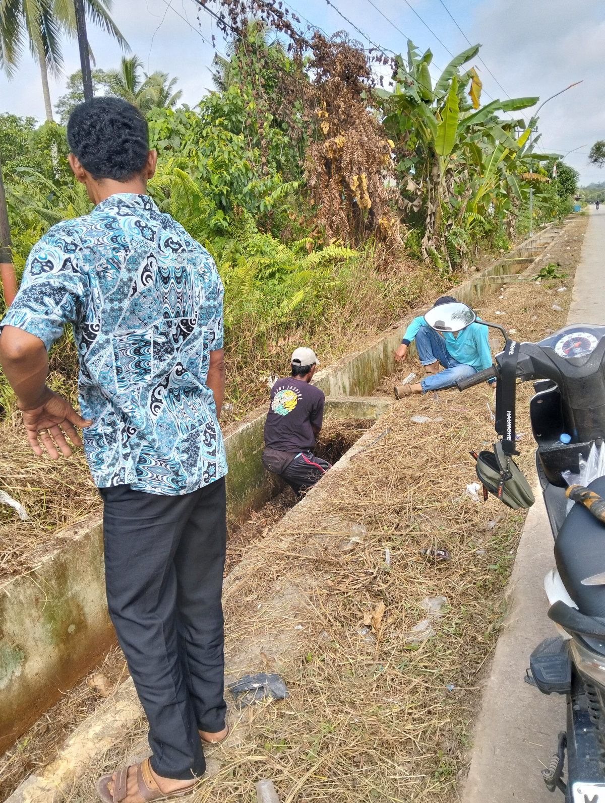 Gotong royong di jalan pembangunan