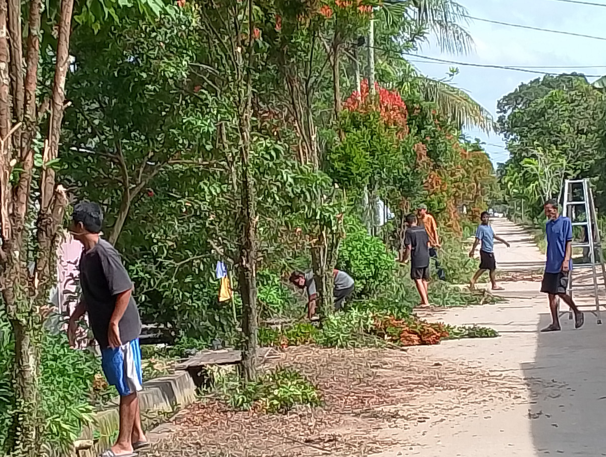 Gotong royong warga RT 21