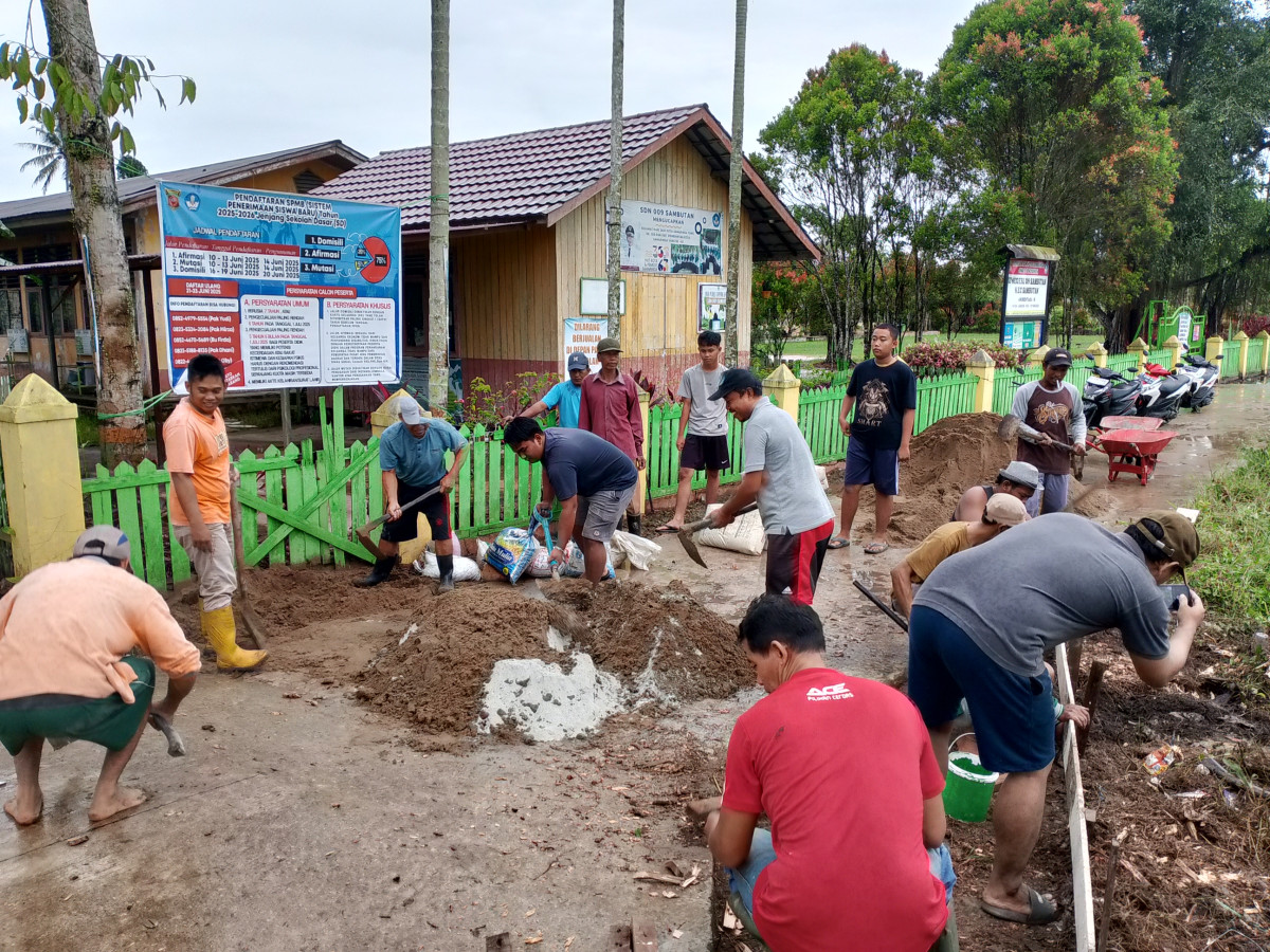 Gotong royong pengecoran tanjakan
