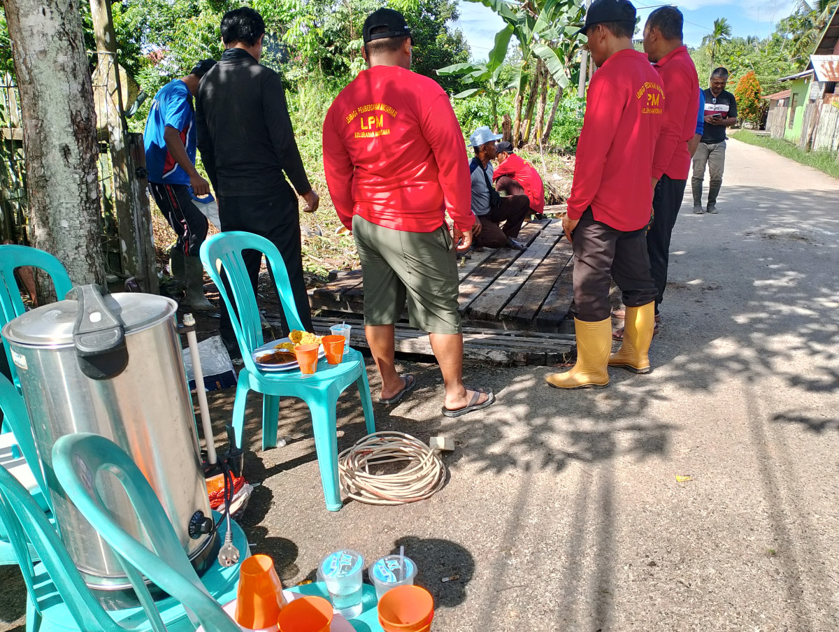 Gotong royong forum RT bersama staf kelurahan.kelurahan