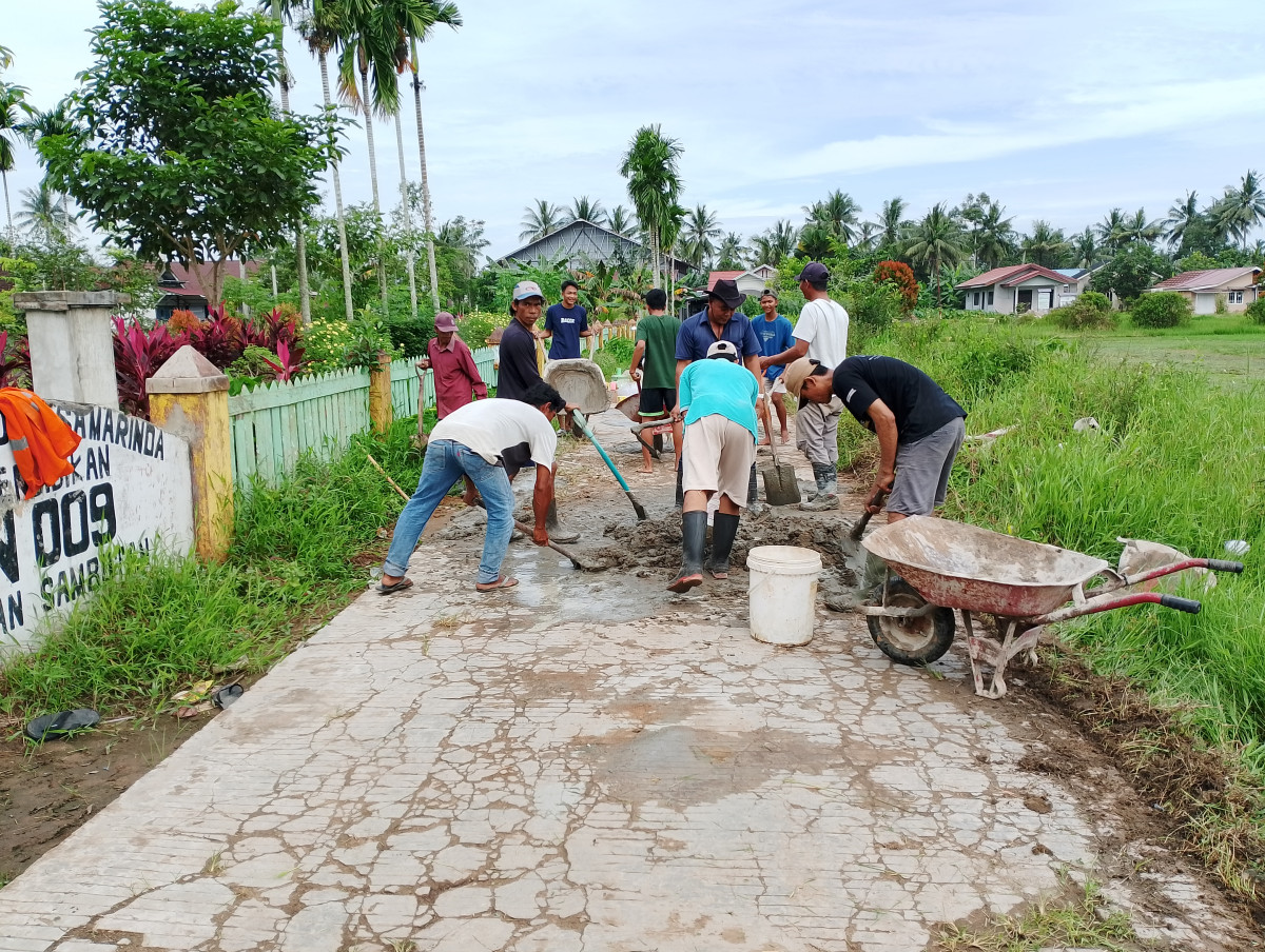Gotong royong warga Jl.Sekolahan GG Sekolahan RT.021 Kel Makroman