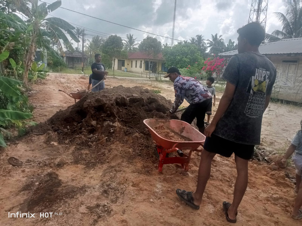 Gotong royong warga sekitar gang swadaya