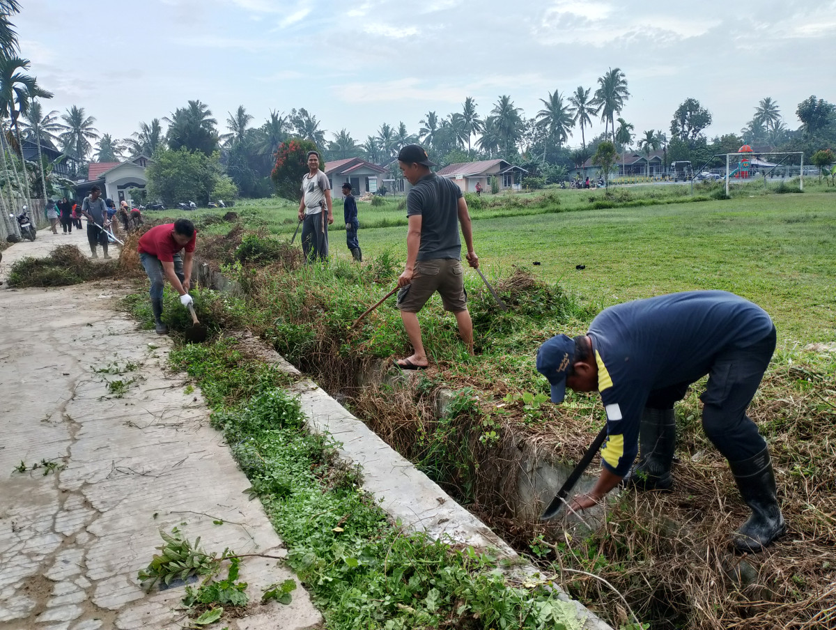 Gotong royong gabungan bersama kelurahan