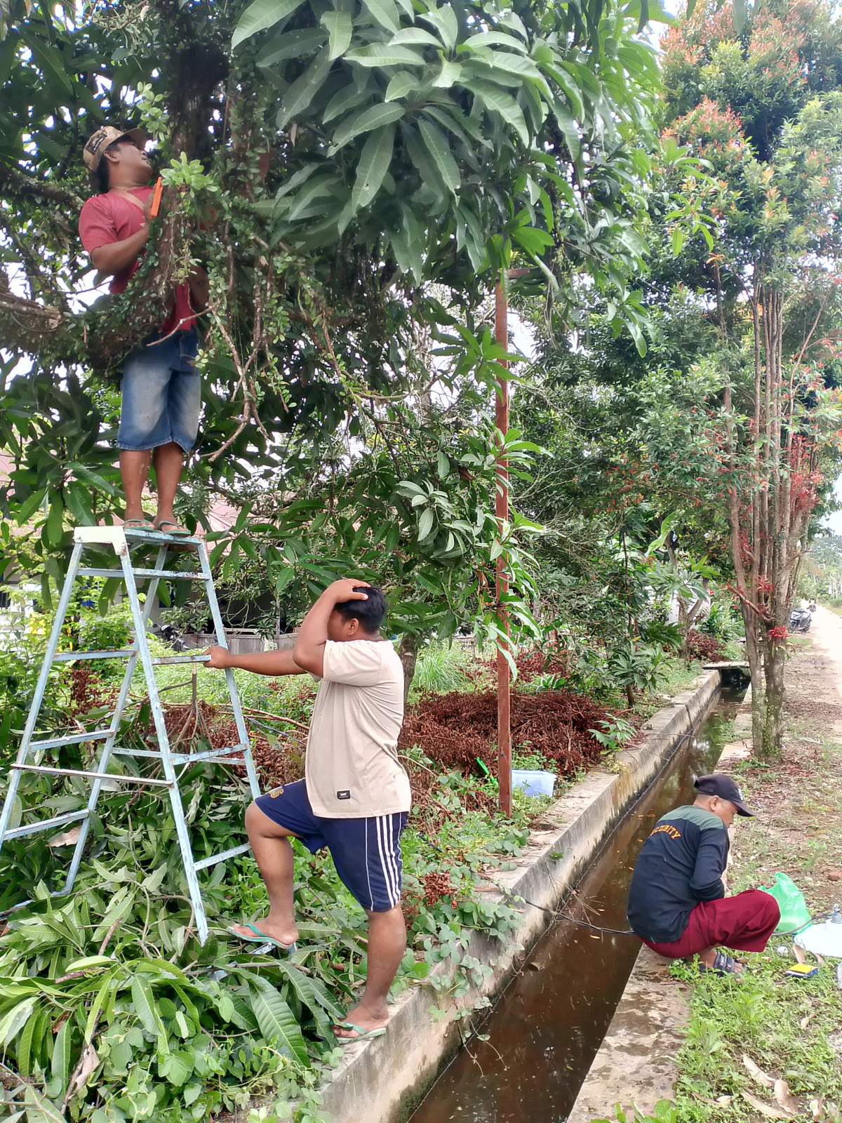 Gotong royong bersama warga RT 21