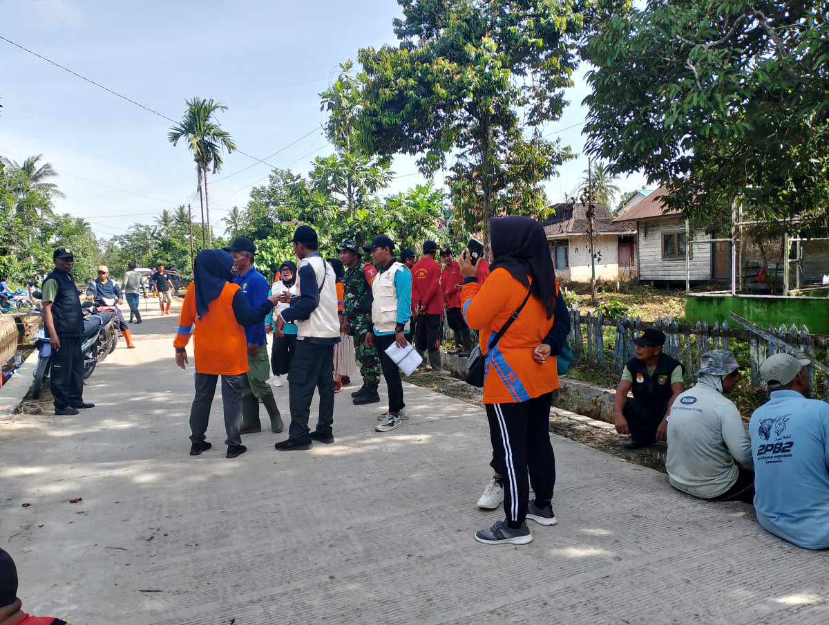Gotong royong bersama ibu camat dan staf lurah dan staf warga Majenang lestari beserta ketua RT Majenang lestari