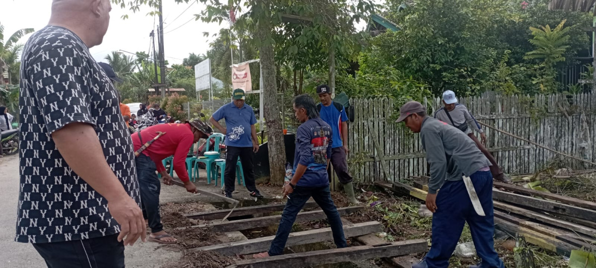 Gotong royong penimbunan kelurahan
