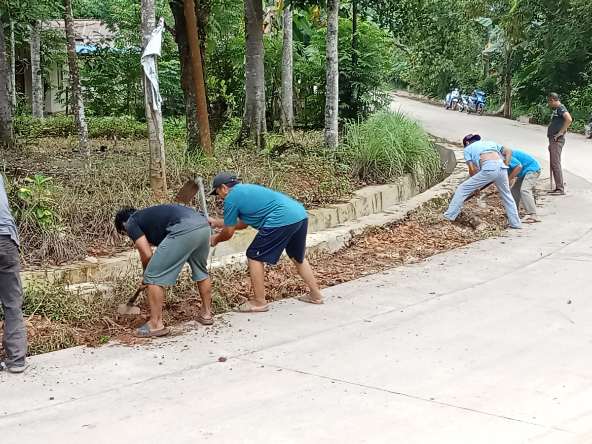 Gotong royong menimbun sisa galian pelebaran jalan