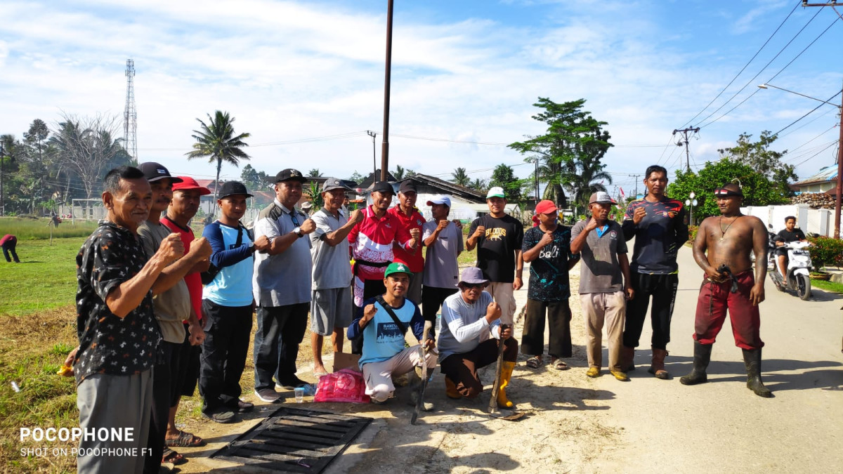 Gotong Royong Lingkungan jalan Karya Bakti Lapangan Bola Sasana Bakti.