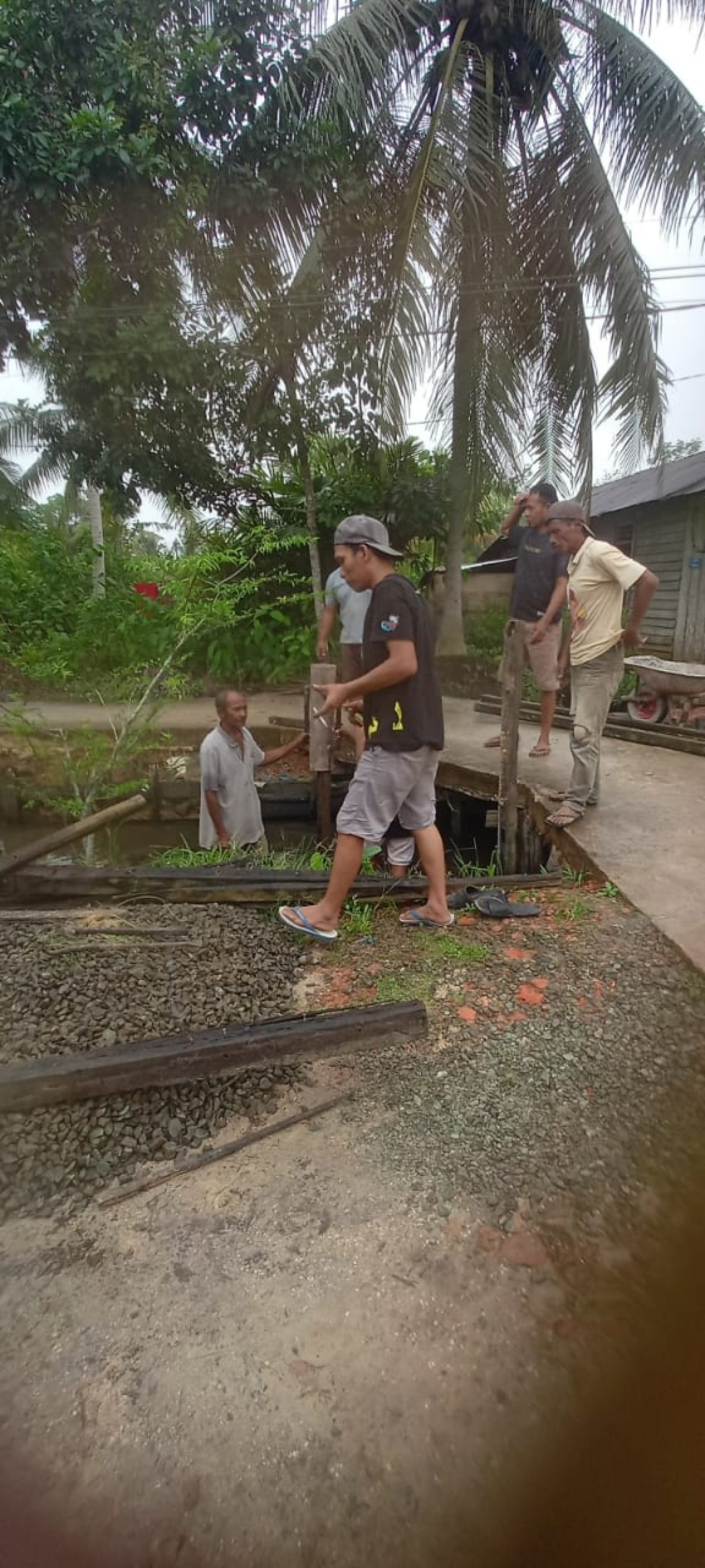 Gotong Royong Pelebaran Jembatan