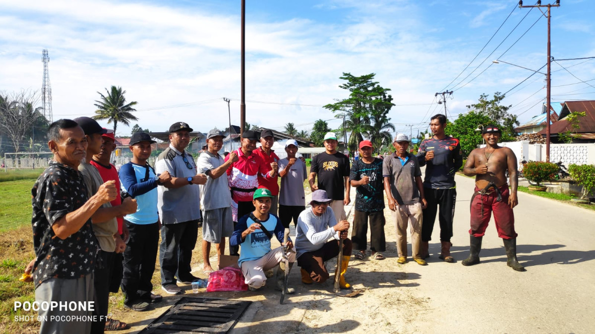 Gotong Royong Lingkungan jalan Karya Bakti Lapangan Bola Sasana Bakti.