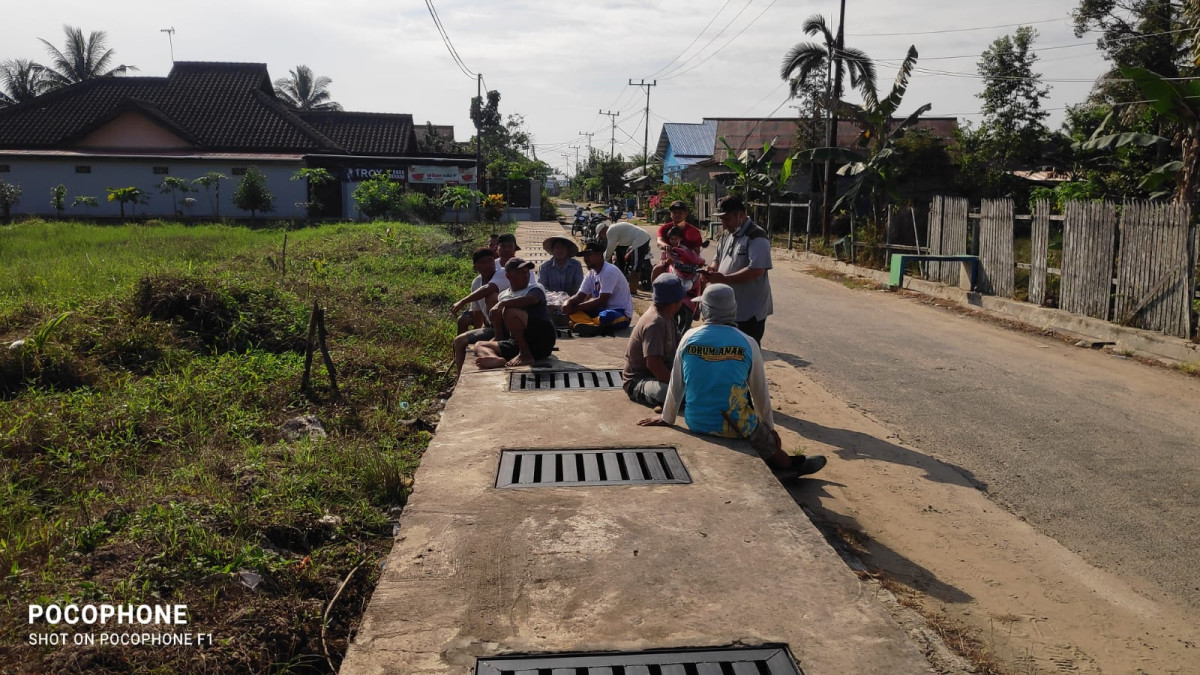Gotong Royong Lingkungan jalan Karya Bakti Lapangan Bola Sasana Bakti.