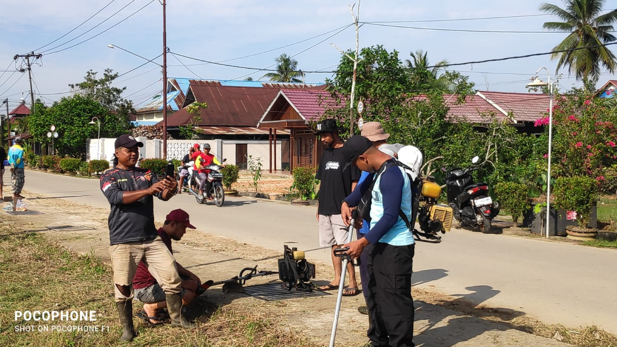Gotong Royong Lingkungan jalan Karya Bakti Lapangan Bola Sasana Bakti.