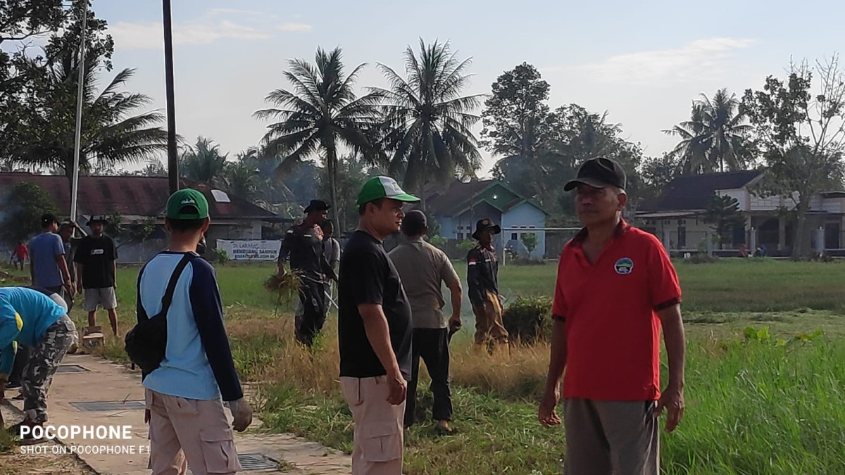 Gotong Royong Lingkungan jalan Karya Bakti Lapangan Bola Sasana Bakti.