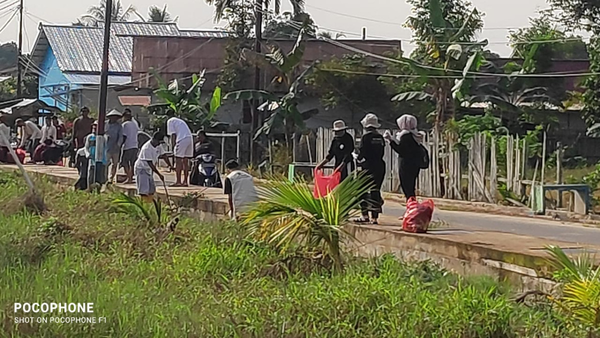 Gotong Royong Lingkungan jalan Karya Bakti Lapangan Bola Sasana Bakti.