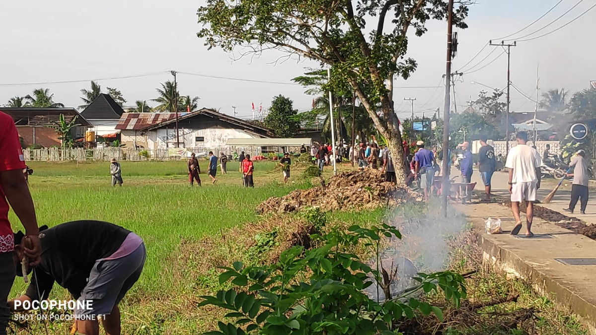 Gotong Royong Lingkungan Jalan Karya Bakti Lapangan Bola Sasana Bakti