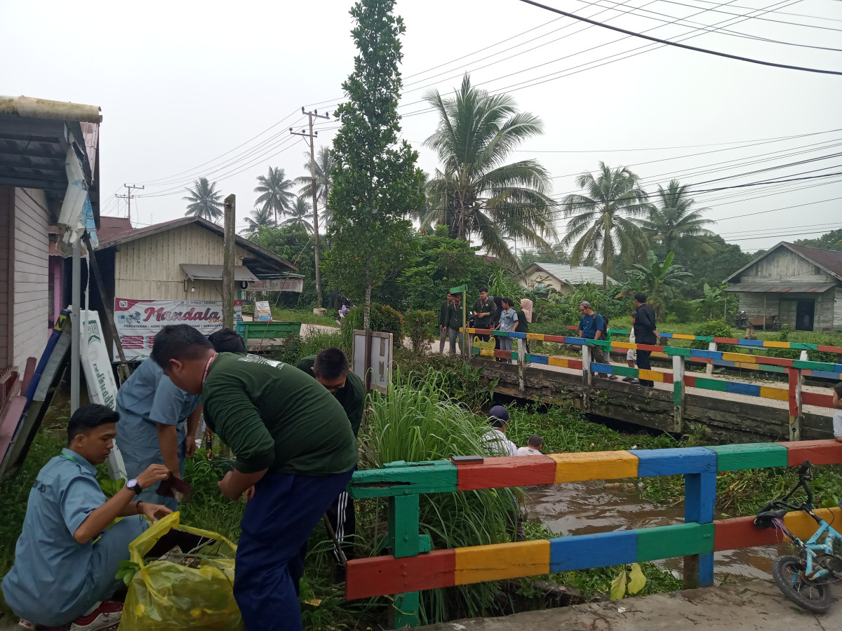 Gotong royong gabungan Rt1,Rt2,& Rt7