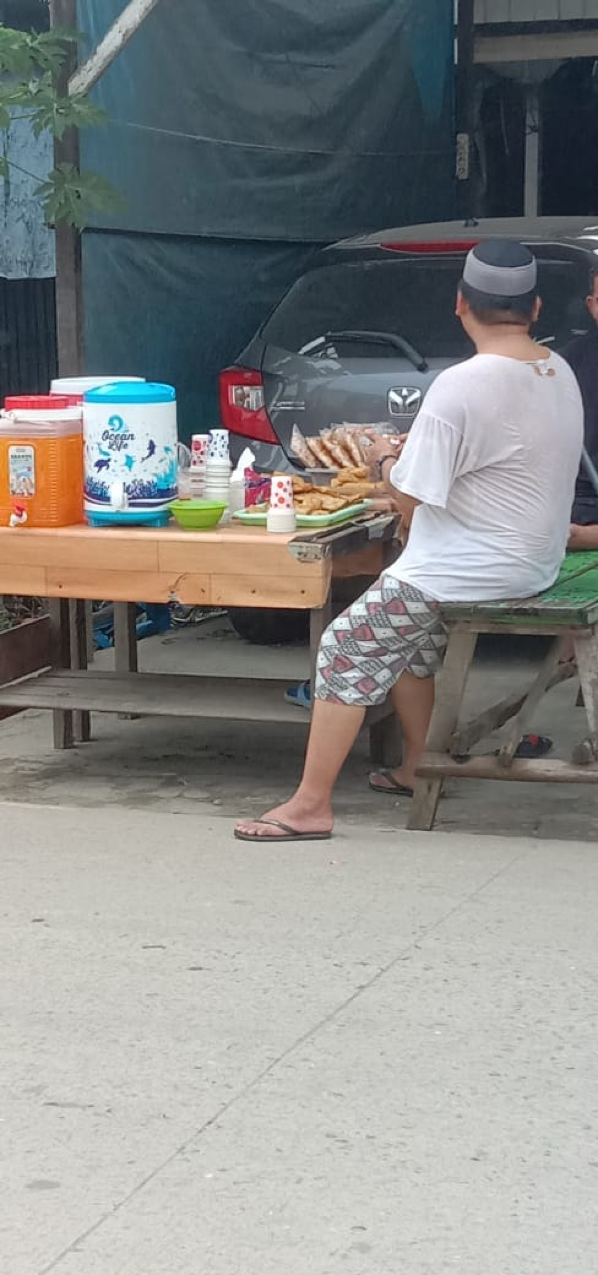 Gotong Royong Membersihkan Musholla Nurul Iman RT 01