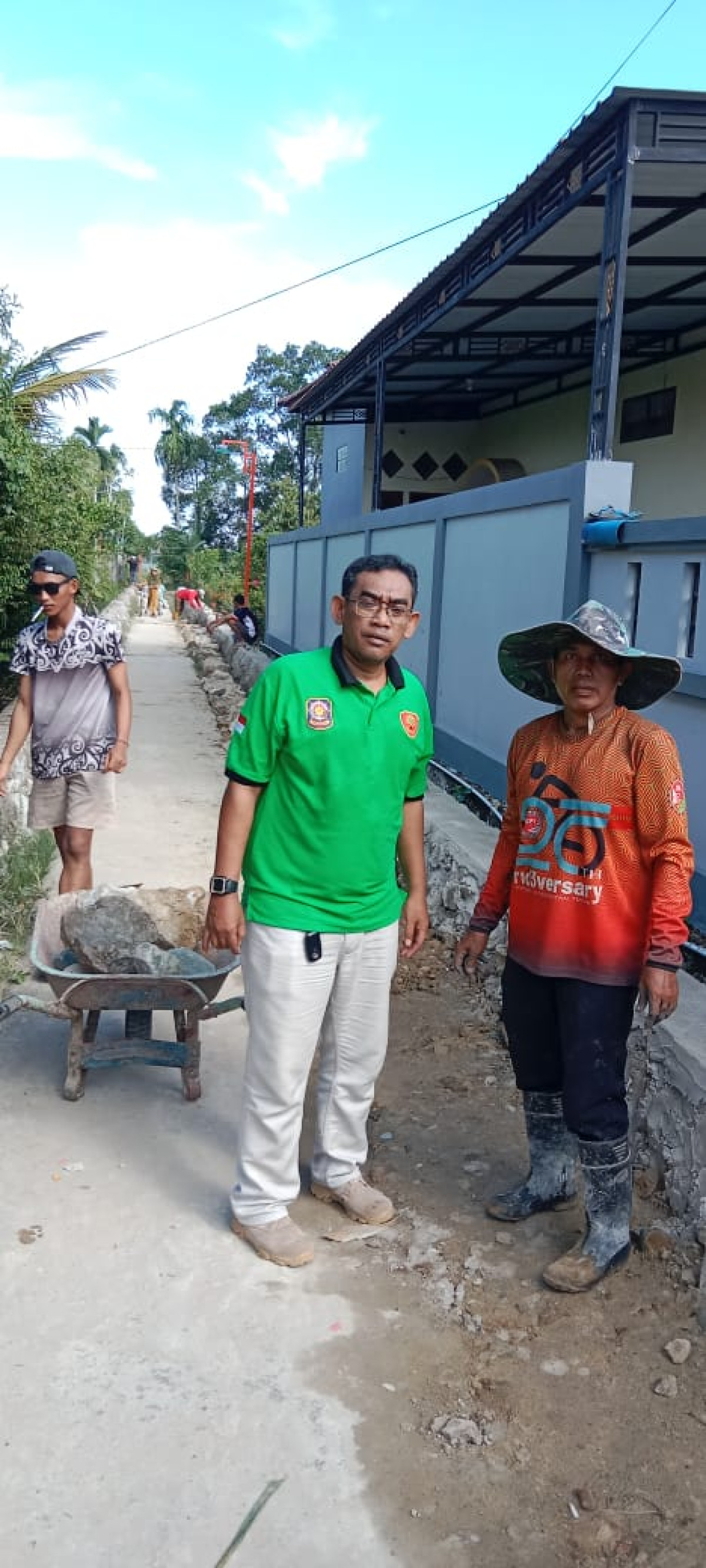 Gotong Royong Penebangan Pohon dan Uruk tanah Gg Tani RT 02