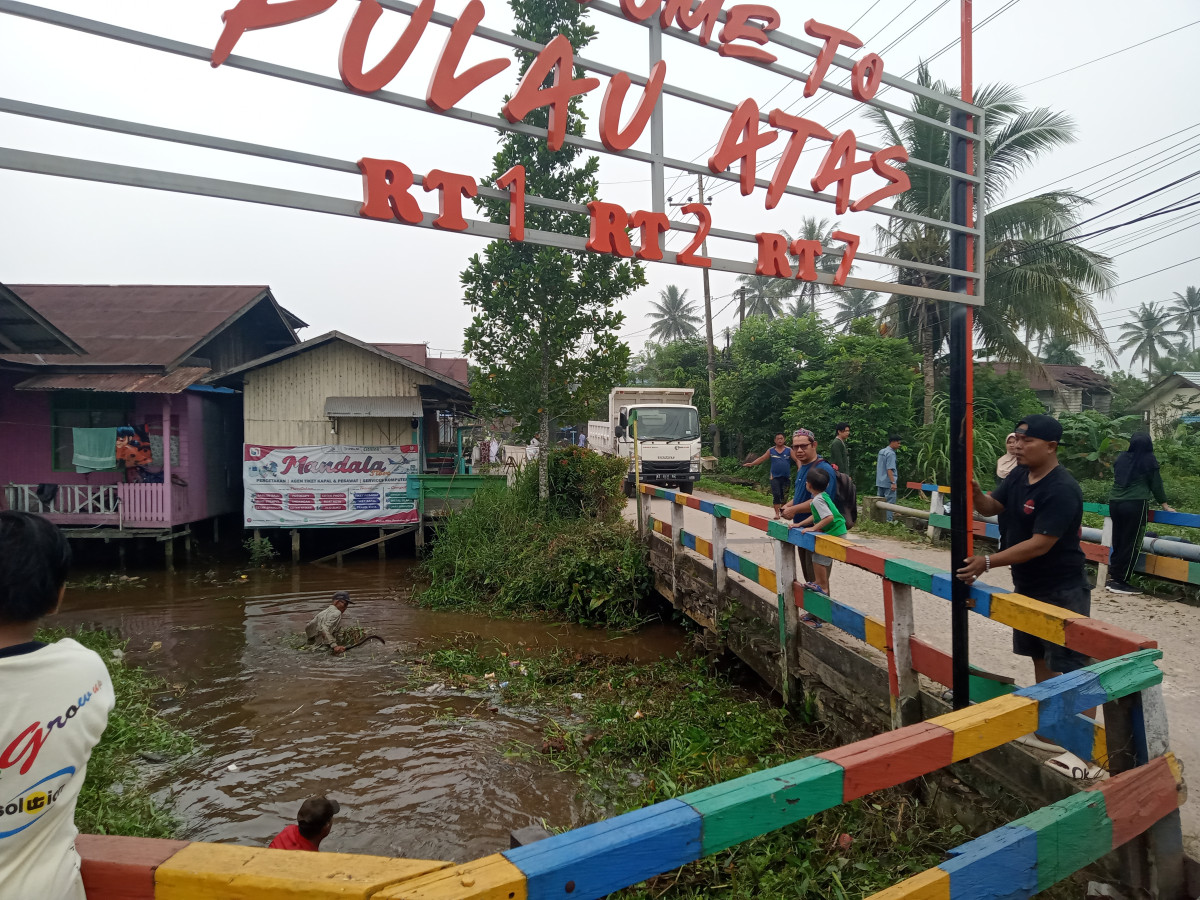 Gotong royong gabungan RT2, RT1&RT7