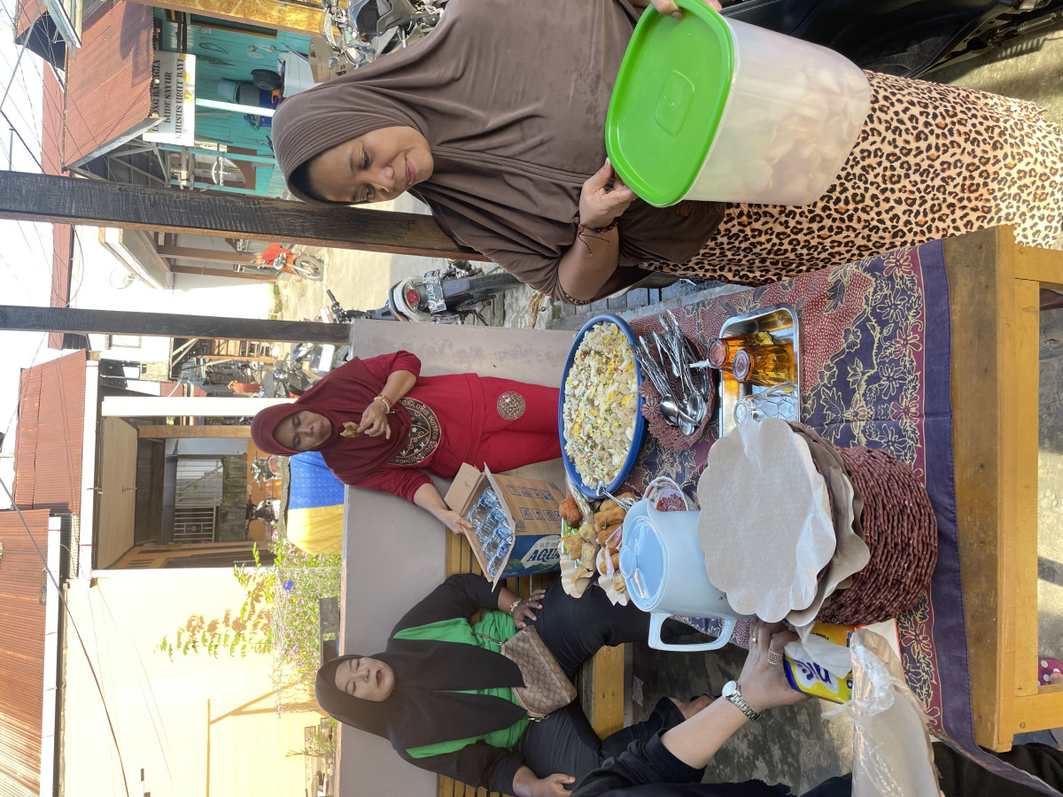Gotong royong pembersihan lingkungan jalan Am Sangaji gang 1 RT 02