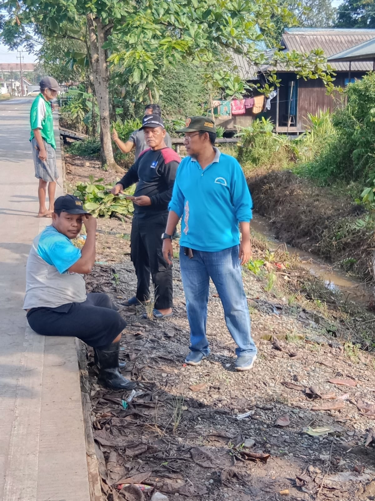 Gotong Royong Membersihkan Jalan Olah bebaya 1 RT 03