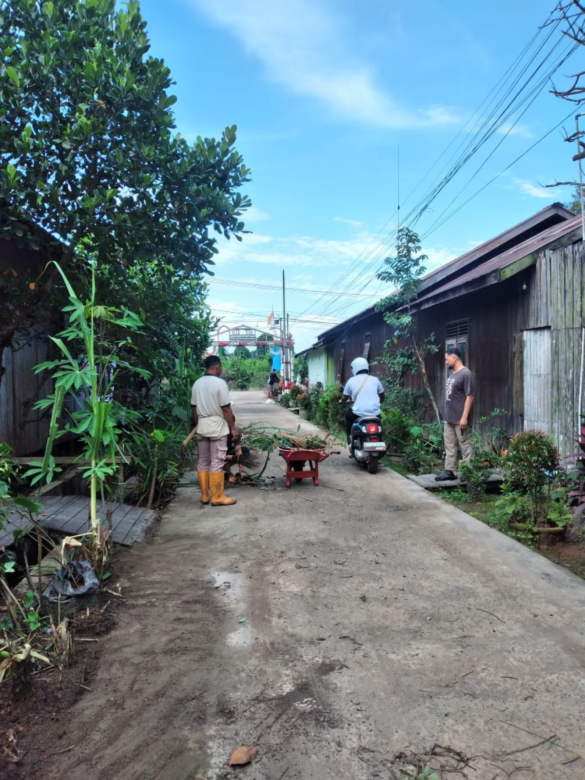 Gotong Royong Membersihakan Lingungan Jalan Olah Bebaya 1 RT 03