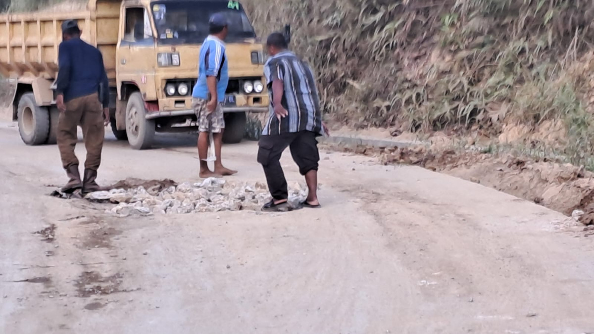Gotong Royong Menambal Jalan Berlubang Jalan Telkom RT 04