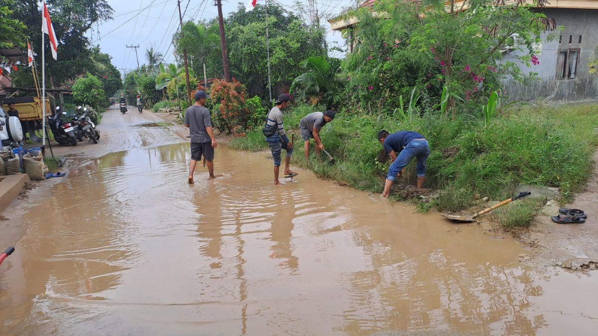 Gotong Royong Mengatasi Genangan Air di Jalan Pangkalan RT 05